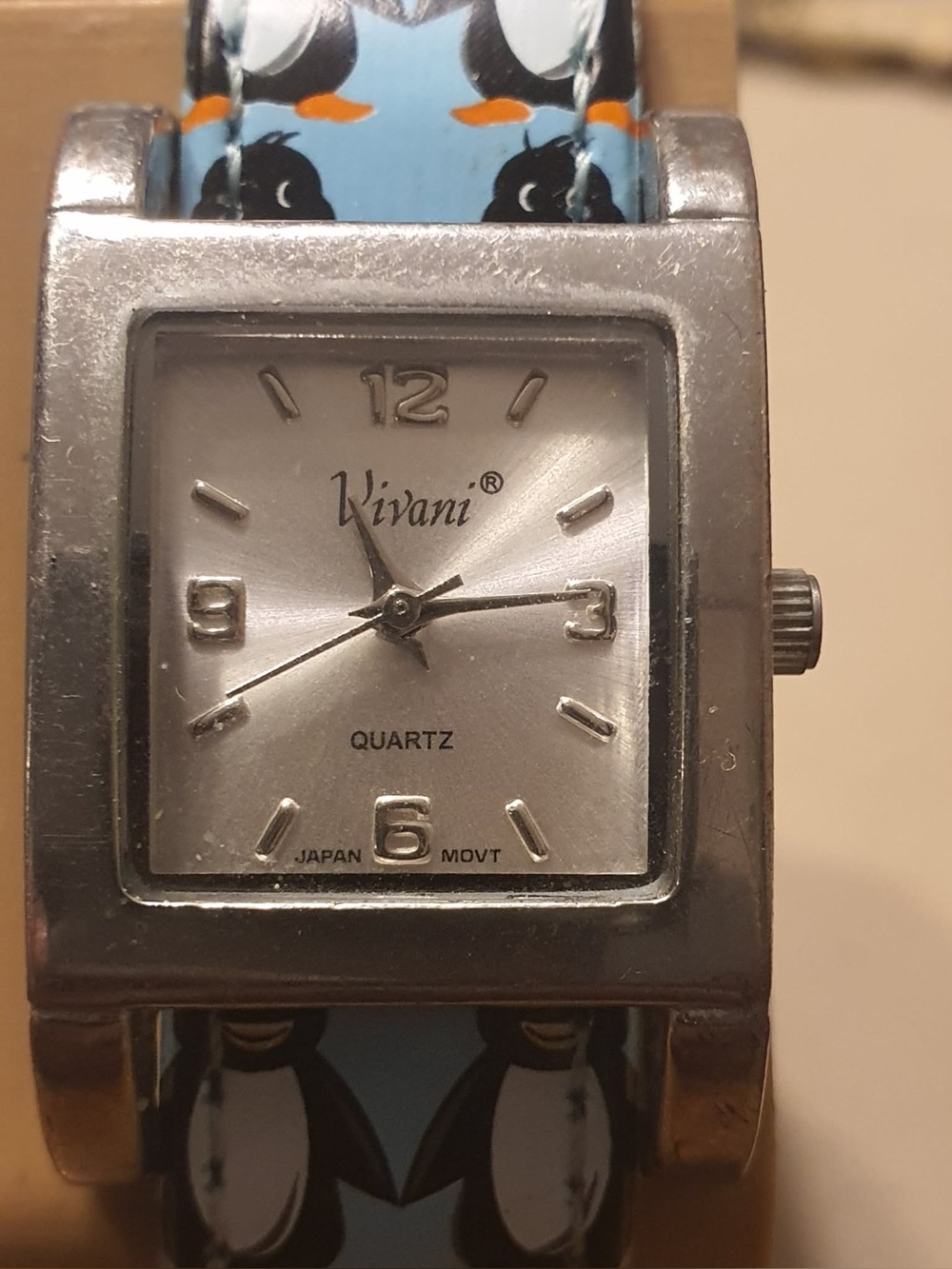 🦋10/$20🦋 Vivani Silver Leather Women's Watch w/Blue Penguin Band
